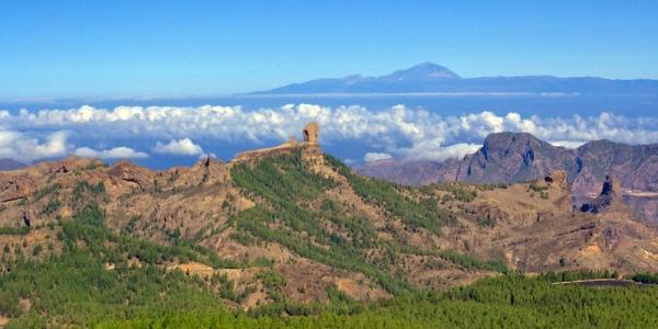 Vista de la cumbre más alta de Gran Canaria y El Teide en Tenerife
