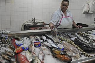 Fisch kaufen im mercado del Puerto las Palmas