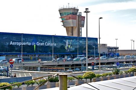 Außenansicht Flughafen Las Palmas Terminal Abflug International mit Tower